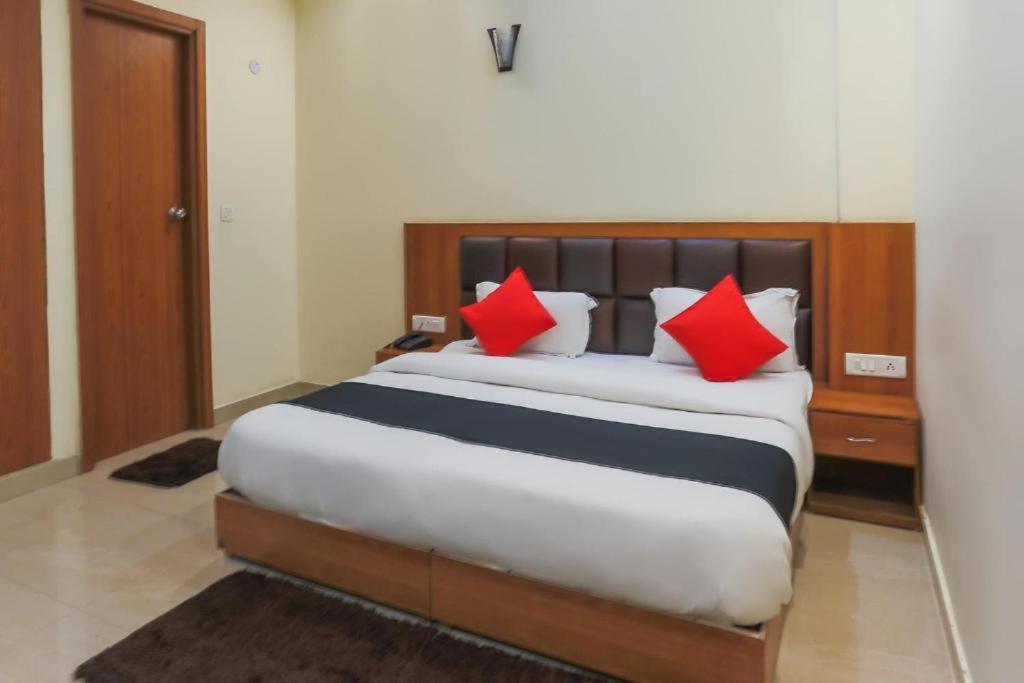 Capital O Bvh Hospitality Near Pvr Ansal Plaza Greater Noida Hotel Buitenkant foto