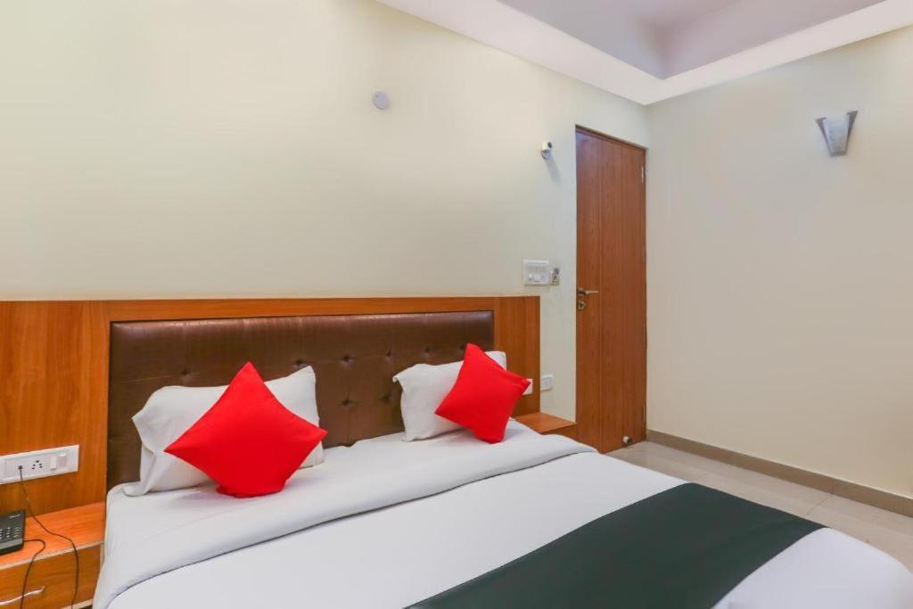 Capital O Bvh Hospitality Near Pvr Ansal Plaza Greater Noida Hotel Buitenkant foto